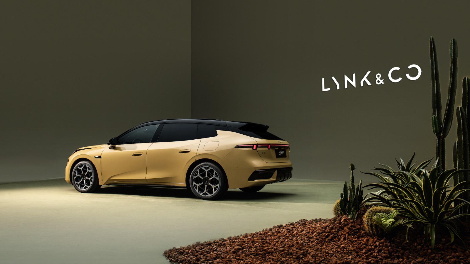 Lynk & Co Goes Long-Roof With a Chatty Dashboard Sidekick in Its First Wagon